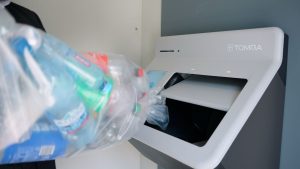 TOMRA revoluționează colectarea ambalajelor SGR cu TOMRA R2 pentru preluare vrac, o inovație în România 
